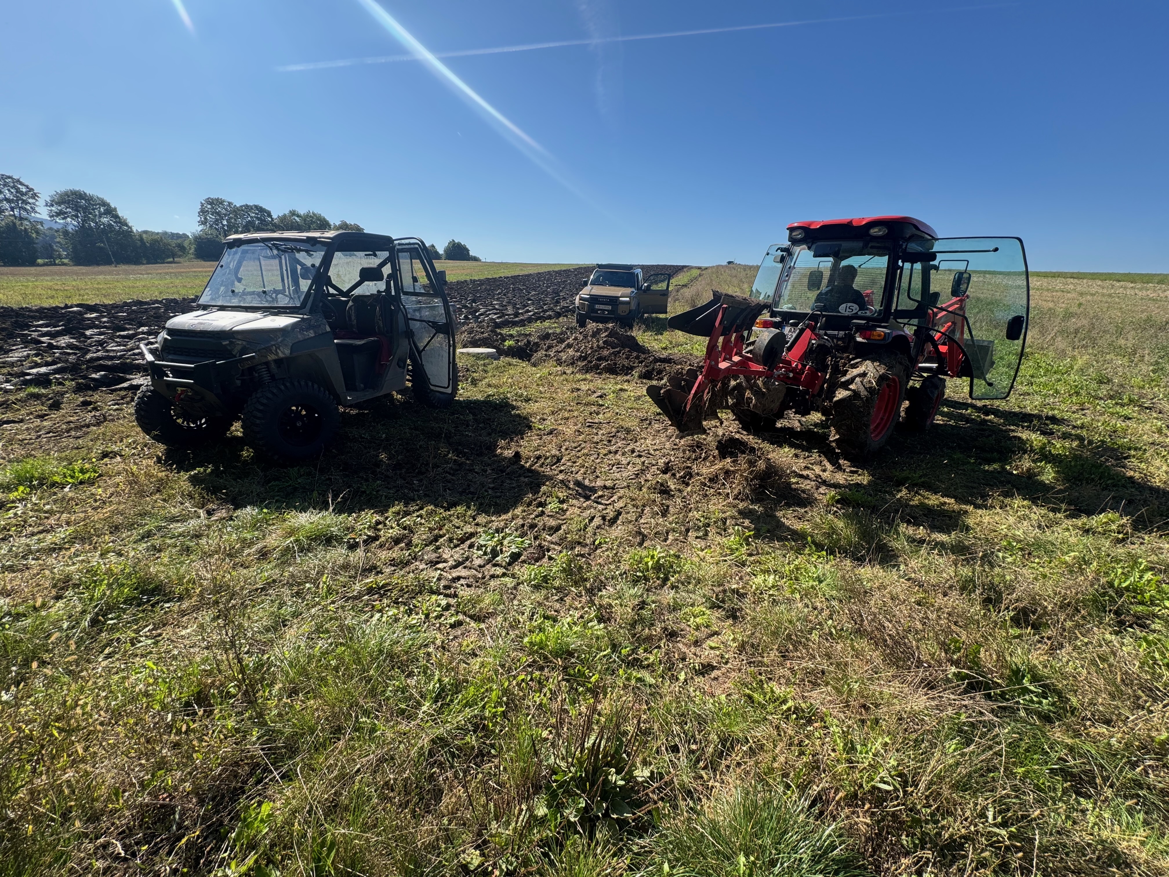 Príprava pôdy traktorom a UTV vozidlom na farme v Mosovciach pred sejbou